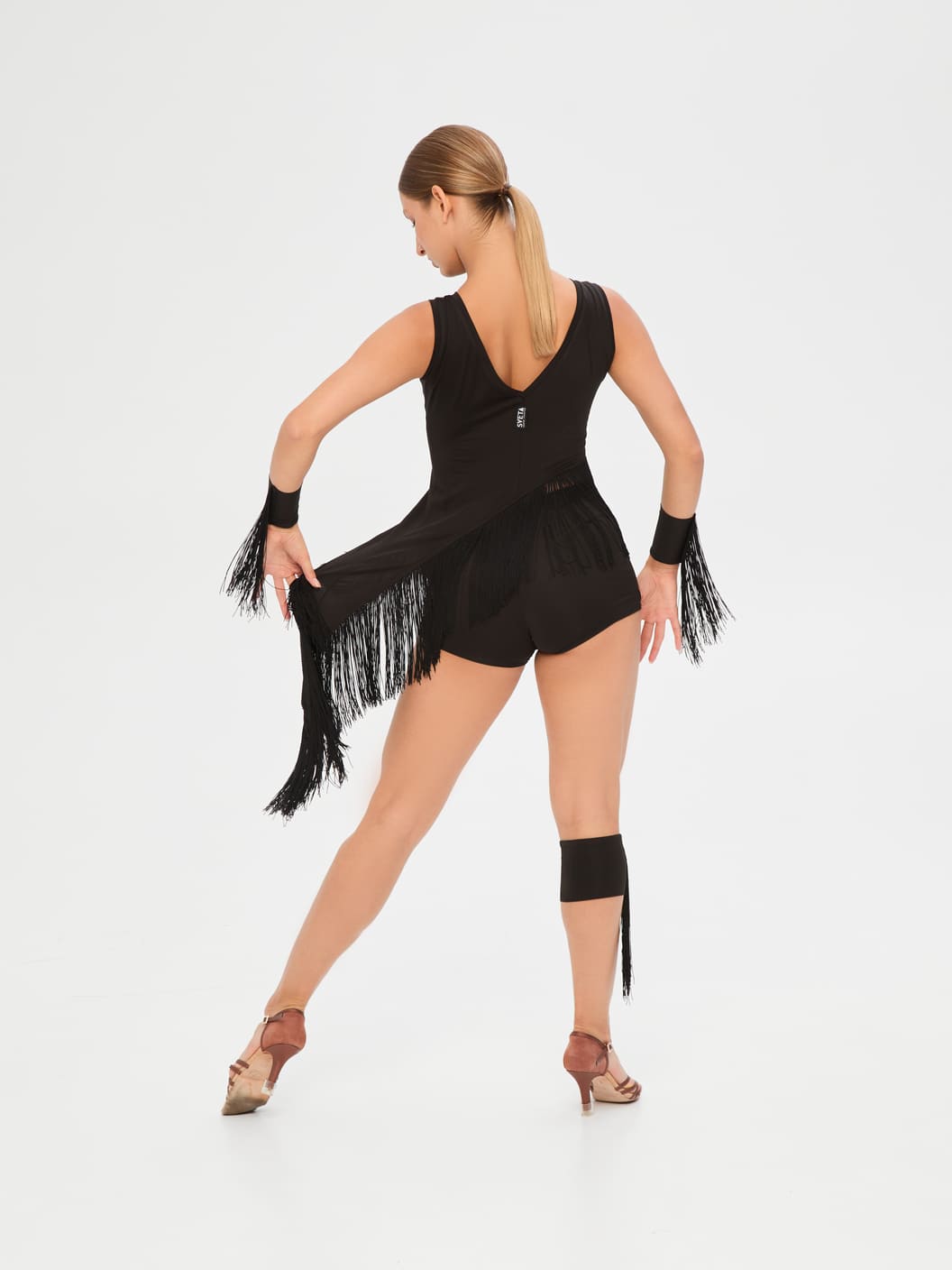 Топ с хвостом из кистей — изображение 2